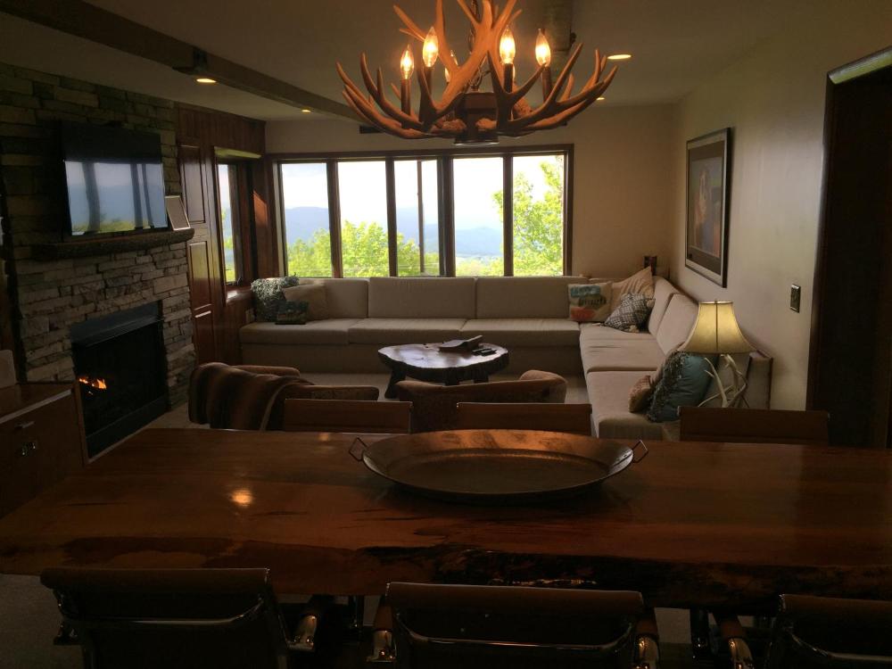 Apartment with Mountain View interior